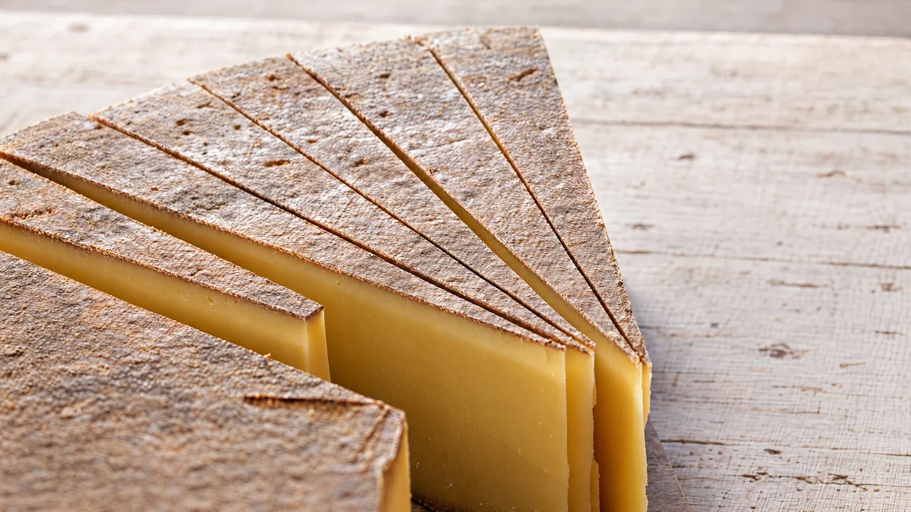Bergkäse mit angeschnittenen Stücken